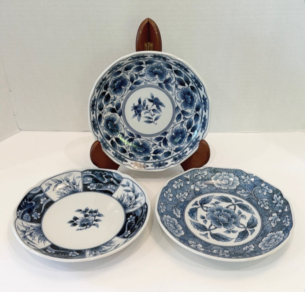 Set of 3 blue &amp; white chinoiserie plates&nbsp;