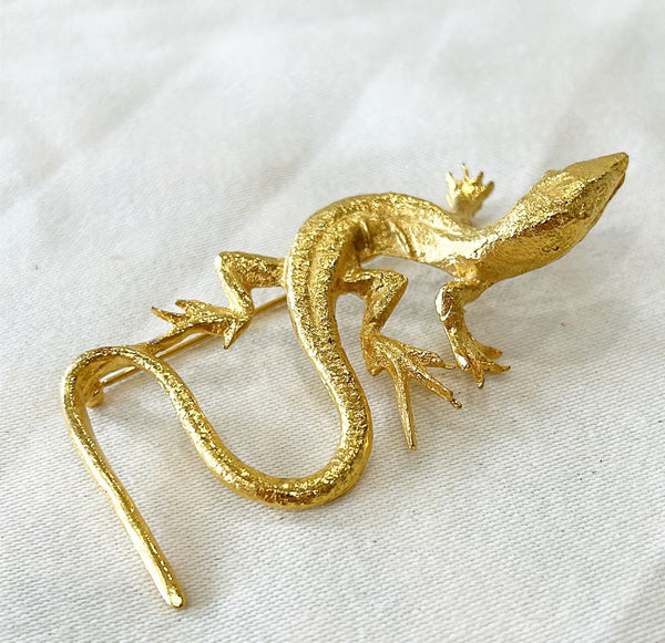 Vintage 80s fashion designer gecko style brooch with gold tone metal.