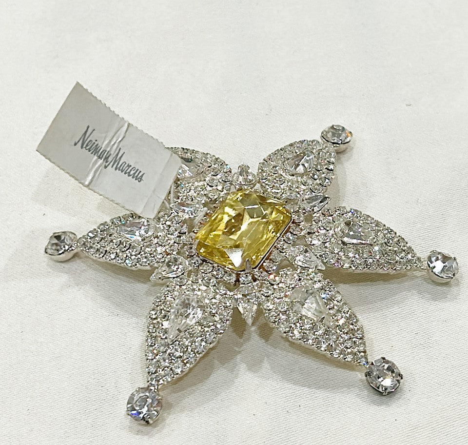 Stunning vintage designer fashion brooch.