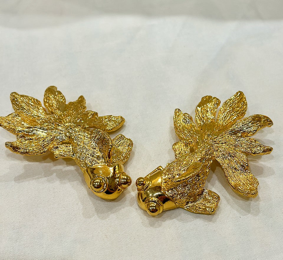 Vintage signed Mimi Di N designer koi gosh gold metal belt buckle.